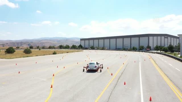 AA'nın Savaş Muhabirliği Eğitimine katılanlar araç güvenliği ve ileri sürüş teknikleri dersi aldı