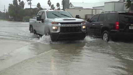 Télécharger la video: Florida drivers navigate rising floodwaters as Fred strikes