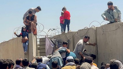 VIDEO: Thousands of people try to flee Afghanistan after the Taliban takes control