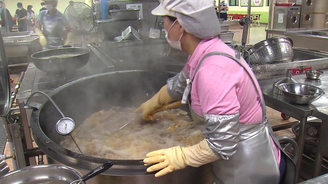 '죽음의 급식실' 닷새간 보도...폐암 발병 연관성 추적 / YTN