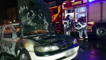 Carro fica destruído ao pegar fogo na Rua Eucalipto, no Bairro Parque Verde