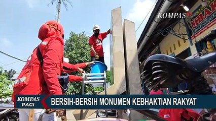 Relawan PMI Kota Solo Bersih-bersih Monumen Kebhaktian Rakyat
