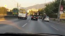 Trafikte makas atan motosiklet sürücüsü otomobile böyle çarptı