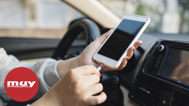 Por qué deberías dejar de cargar el móvil en el coche