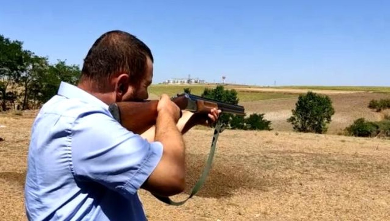 Sürü sahibi tüfekle "kurt nöbeti" tutuyor