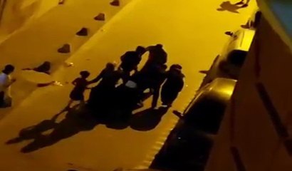 Ailesine bıçak çeken şahsı komşuları dövdü