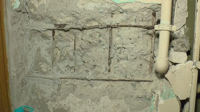 Tehlikeye rağmen ağır riskli binalarda oturuyorlar