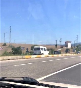 Son dakika haberleri! Ters şeritte ilerleyen minibüs trafiği tehlikeye attı...O anlar cep telefonu kamerasına yansıdı