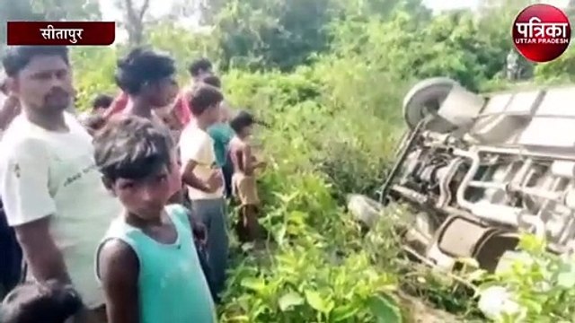 स्टेयरिंग फेल होने से बस अनियंत्रित होकर खाई में पलटी, दो दर्जन से अधिक यात्री थे सवार