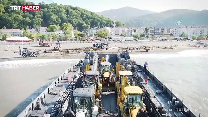 Sel bölgesine çıkarma gemisiyle yardım