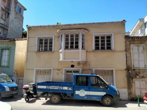 İŞ MAKİNESİNİN ÖNÜNE GEÇİP, TARİHİ 3 BİNANIN YIKILMASINA ENGEL OLDU