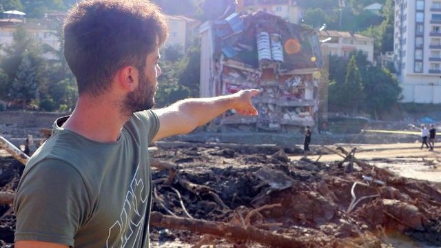 Apartman yıkılmadan 13 kişiyi çıkmaya ikna ederek kurtardı