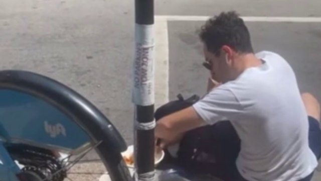 Un livreur Uber Eats se fait une gamelle avec la commande d'un client