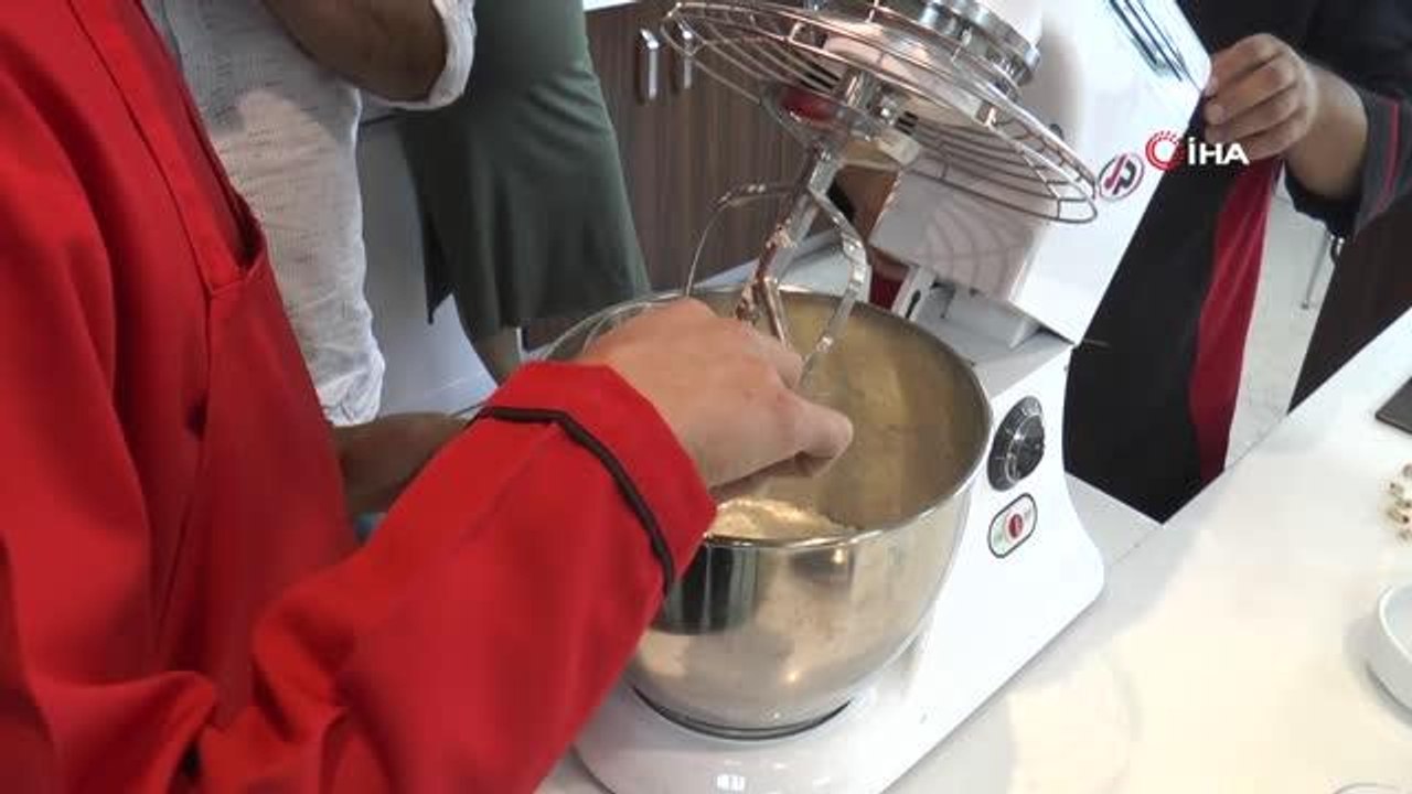 Özel eğitim meslek okulu öğrencileri velileri ile birlikte mantı sıktı, saç kesimi yaptı