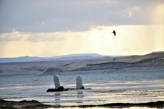 Baraj suları 150 metre çekildi, 700 yıllık mezarlık gün yüzüne çıktı
