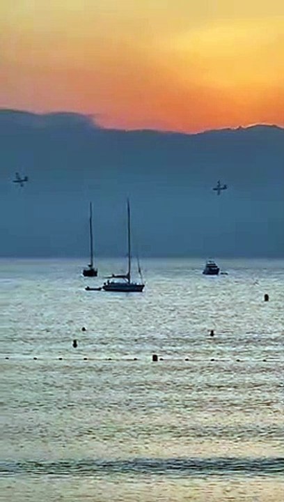 Incendie dans le Var - Regardez les Canadairs se réapprovisionner en eau dans le Golfe de Saint-Tropez - VIDEO