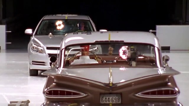 Test de collision entre une voiture classique et une voiture moderne