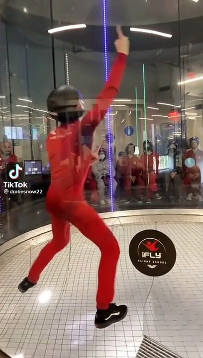 Un pro du simulateur de chute libre nous montre comment gérer ses mouvements