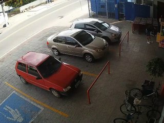 Motociclista dá salto mortal após colidir contra carro em Florianópolis