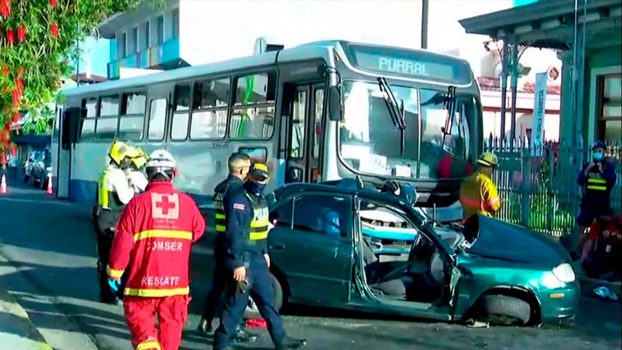 tn7-choque-entre-autobus-y-carro-deja-tres-personas-graves-170821