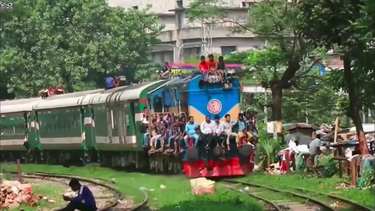 এই ছেলেটি অস্ট্রেলিয়া থেকে ব্রিটেনে চলে যায় নিজেকে বাক্সে কুরিয়ার করে!