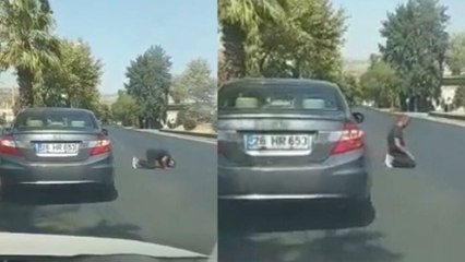 Video herunterladen: Akan trafiğin ortasında namaza durdu, kimse yaptığına bir anlam veremedi