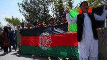 Afghanistan: Demonstrierende trotzen Taliban mit Nationalflagge - Chaos am Flughafen