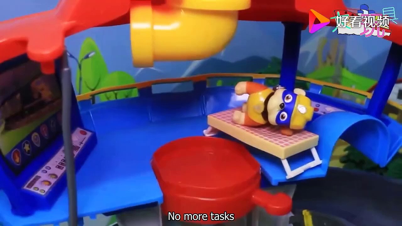 Toy car park: Xiaoli dreams that the big bear is in danger and jumps up and down in a hurry!