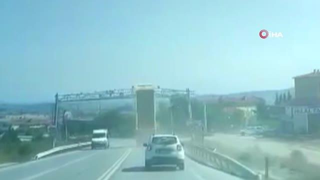 Damperi açılan kamyon plaka tanıma sistemi direğine böyle çarptı