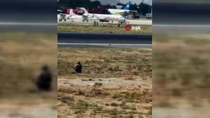 Uçağın kanadına tutunarak kaçmaya çalışan Afgan’ın cansız bedeni görüntülendi