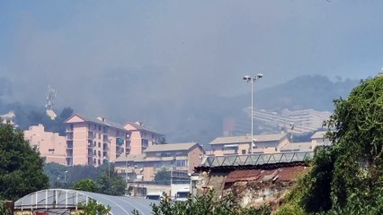 Incendio a Voltri, vicino alle case