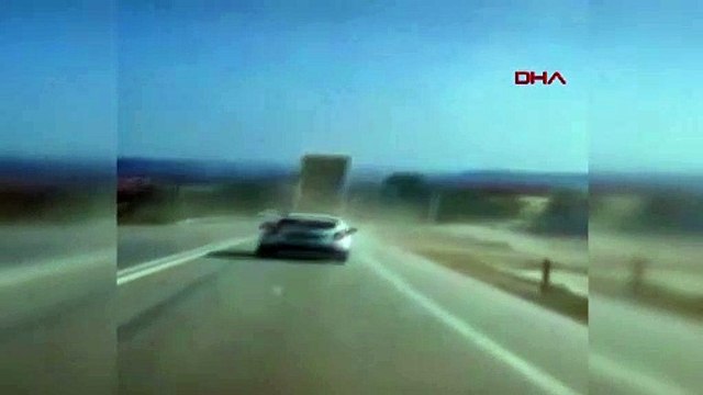 Kamyonun damperi açıldı, PTS direğini devirdi