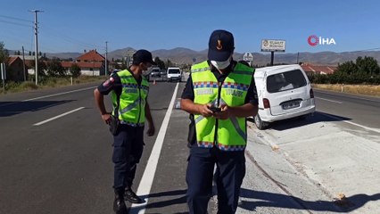 Kontrolden çıkan minibüs orta refüje devrildi: 4 yaralı