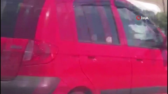 Ters şeritte ilerleyen minibüs trafiği tehlikeye attı...O anlar cep telefonu kamerasına yansıdı