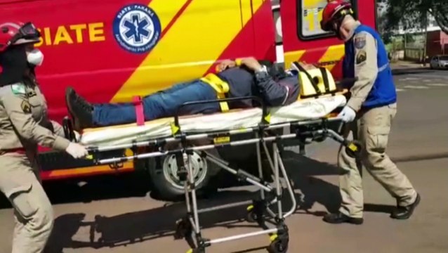 Homens ficam feridos após colisão entre carro e moto no Centro