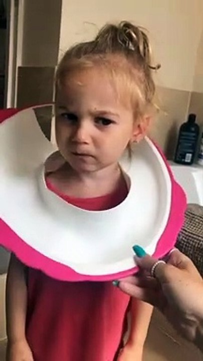 Celle fillette se retrouve la tête coincée dans la cuvette des toilettes