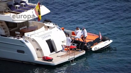 Jaime de Marichalar sufre un resbalón cuando se dispone a subir a una zodiac