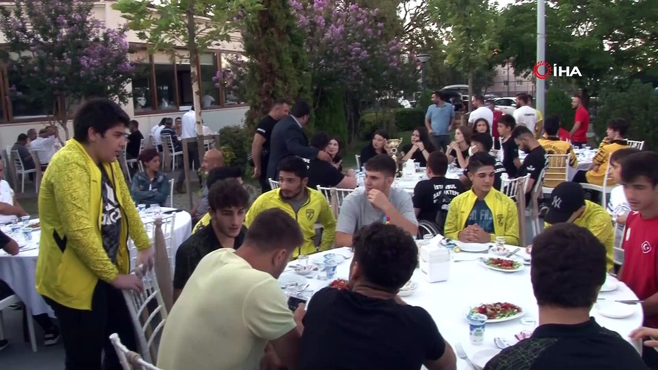 Sancaktepeli şampiyon sporcular akşam yemeğinde bir araya geldi