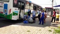 Mulher tem lesão no pé após sofrer queda enquanto descia de ônibus coletivo