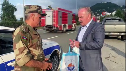 Yangın bölgesinden ülkelerine dönen Azeri itfaiyecilere Sürmene'den de bıçak hediyesi