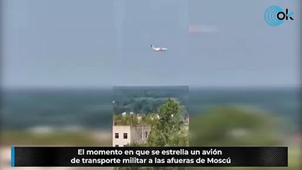 El momento en que se estrella un avión de transporte militar a las afueras de Moscú