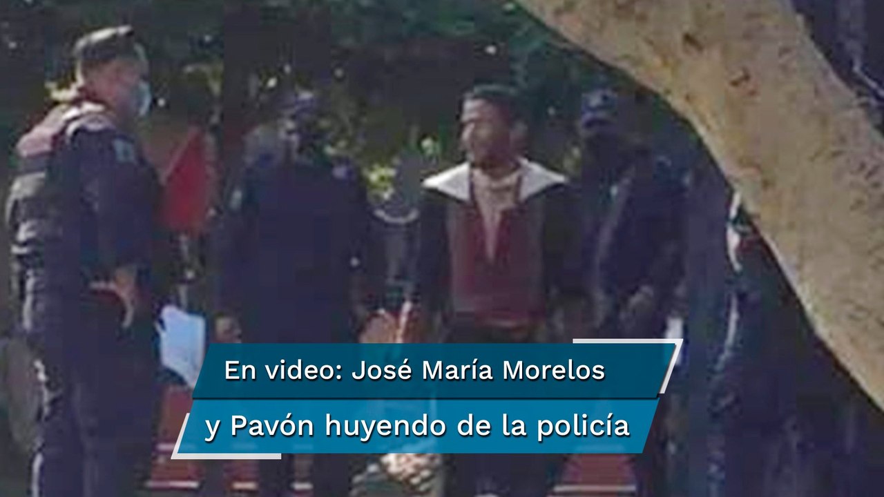 Roba réplica de traje de Morelos de un museo en Apatzingán y corre con el atuendo puesto