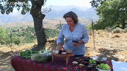 À mesa com pratos minoicos