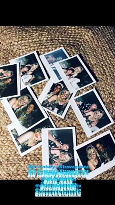 Madonna pose avec son chéri le danseur Ahlamalik et ses amis, lors de sa fête d'anniversaire.