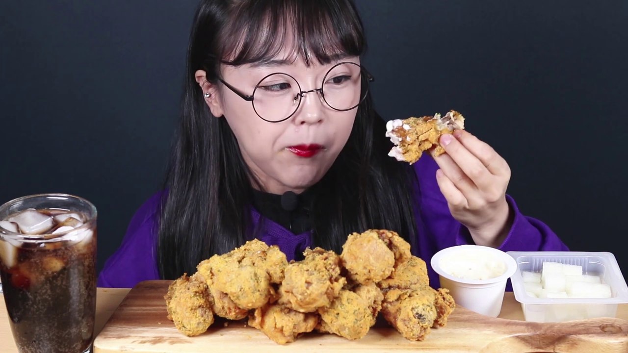 KOREAN GIRL EATING BHC PRINKLE CHICKEN