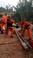 Bombeiros são aplaudidos após resgatar homem que caiu em fossa em Caeté, na Região Metropolitana de Belo Horizonte