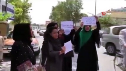 - Afganistan'da 4 kadın Taliban'ı protesto etti