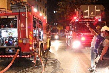 KARTAL'DA HALI MAĞAZASINDA ÇIKAN YANGIN PANİĞE NEDEN OLDU