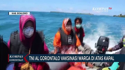 Tingkatkan Antusiasme, TNI AL Gorontalo Vaksinasi Warga Di Atas Kapal