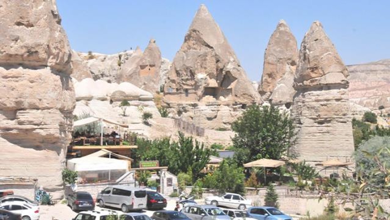 Belediye başkanının oğlu, peribacalarına zarar verdiği için yıkılan restoranın yerine yenisini yapınca tepki çekti